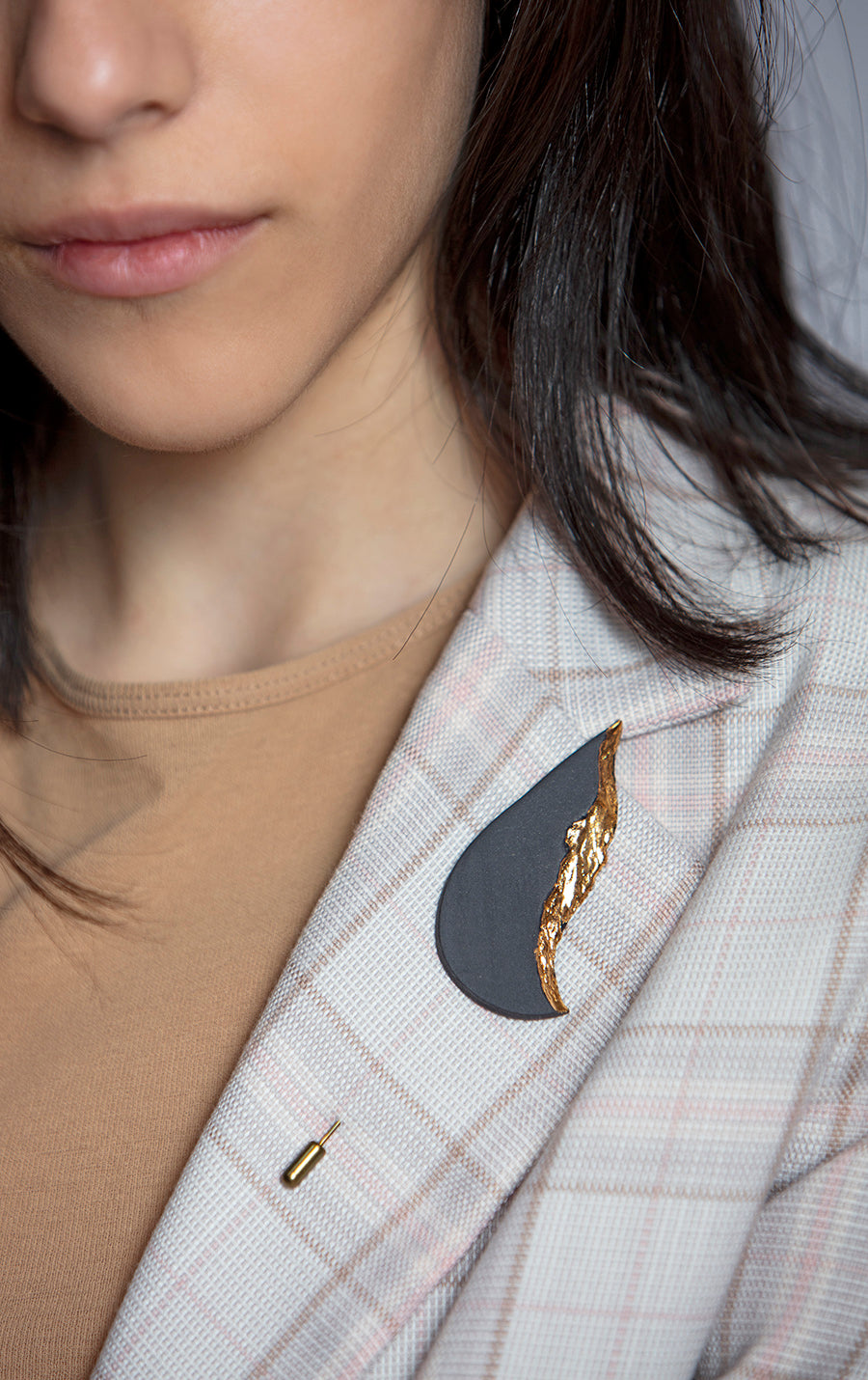 Ooloong brooch 2