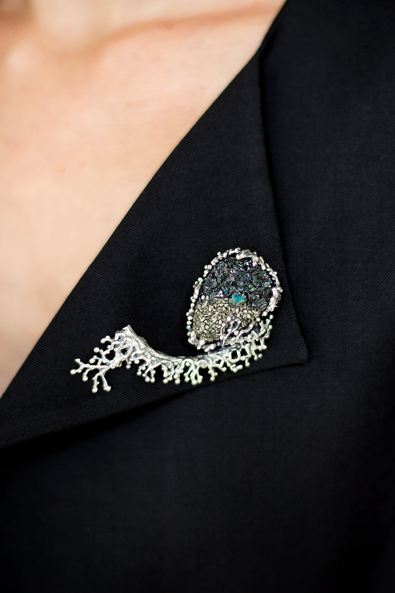 Black Phantom Brooch presentation mode