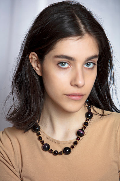 INGA KAZUMYAN's necklace is strung with cat-eye beads.  Moreover, the cat-eye beads are thought to improve your spiritual abilities.