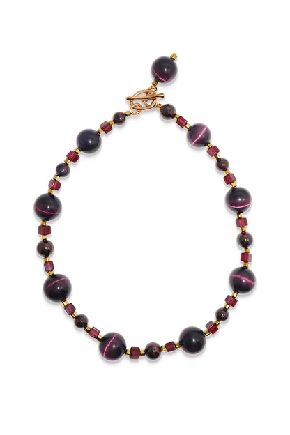 INGA KAZUMYAN's necklace is strung with cat-eye beads.  Moreover, the cat-eye beads are thought to improve your spiritual abilities.