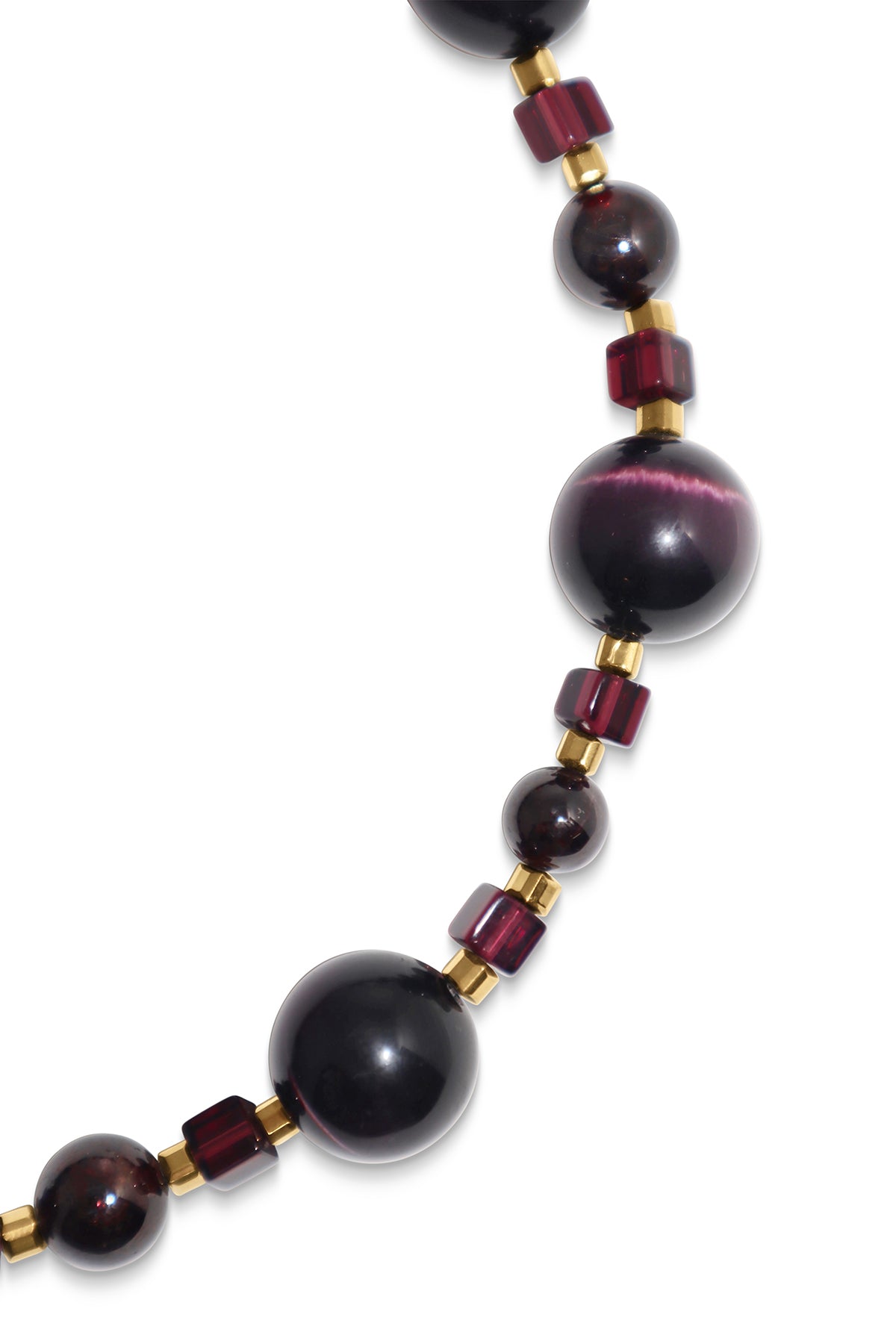INGA KAZUMYAN's necklace is strung with cat-eye beads.  Moreover, the cat-eye beads are thought to improve your spiritual abilities.