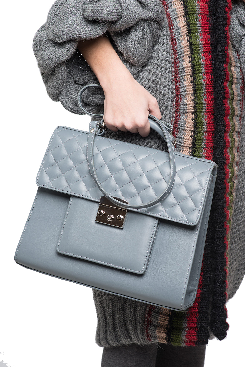  Model with a quilted leather handbag - Grey 